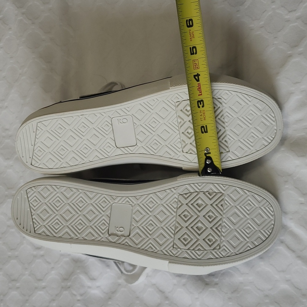 🆕️ Black & White Canvas Sneakers - Picture 7 of 11
